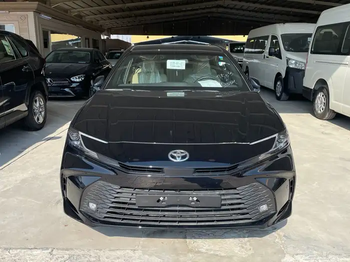 تويوتا كامري موديل 2025 بنزين لون اسود 2