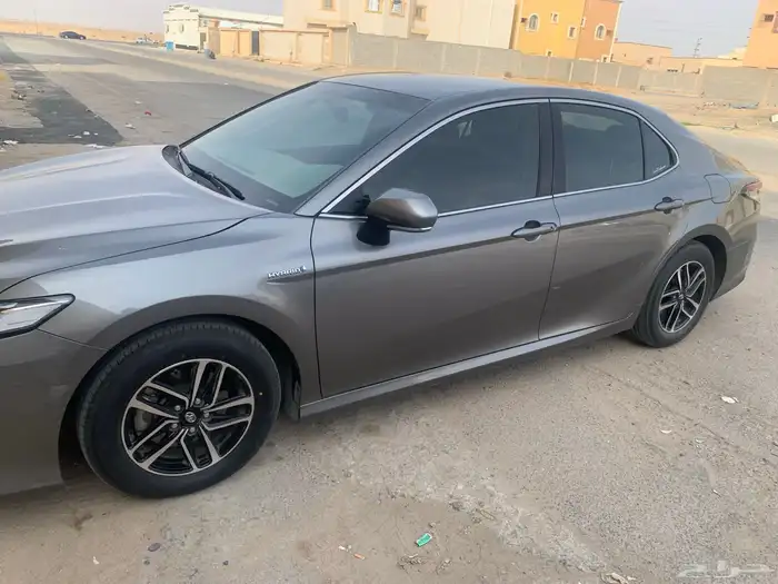 كامري 2023 LE مطور هايبرد تيتانيوم مميز 4