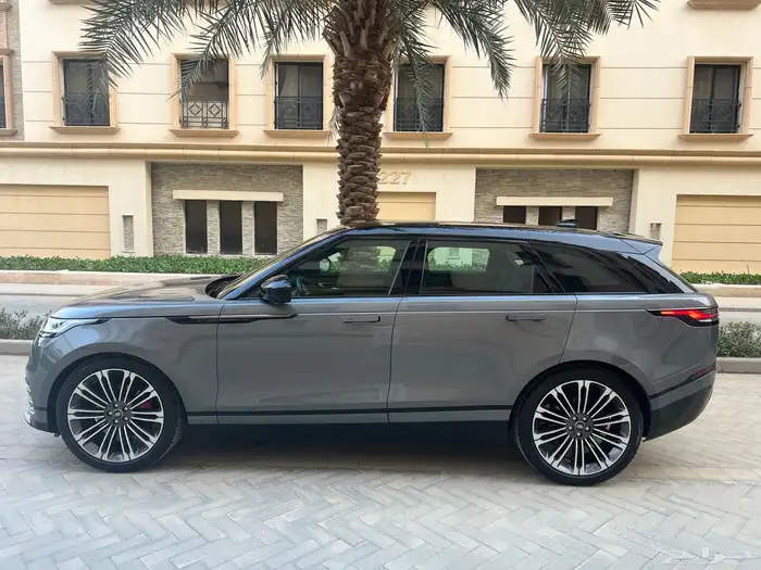 لاندروفر 2025 فيلار p250 مالك اول ممشى 21 الف بحالة الجديد 90