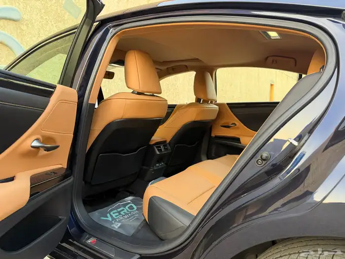 لكزس ES250 موديل 2023 26