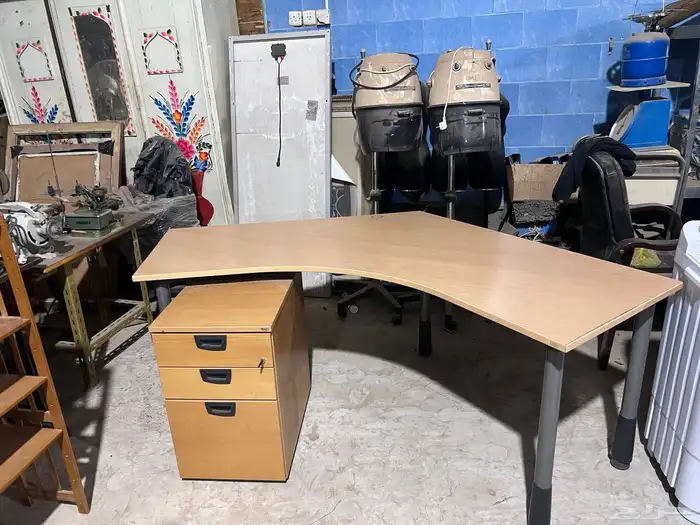 مكتب ورفرف ودواليب وسرير 5