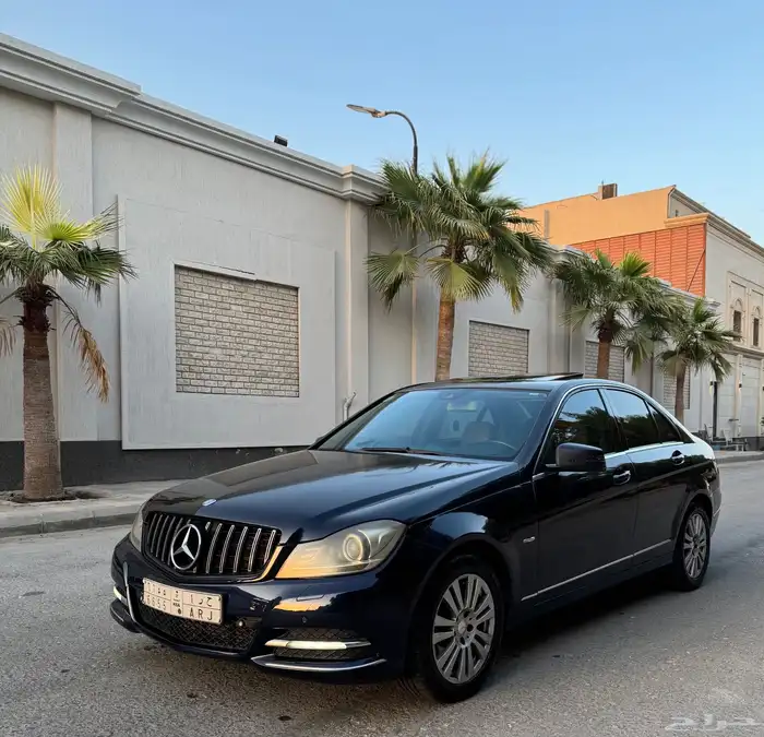 للبيع مرسيدس c200 2012 ممشى قليل 7