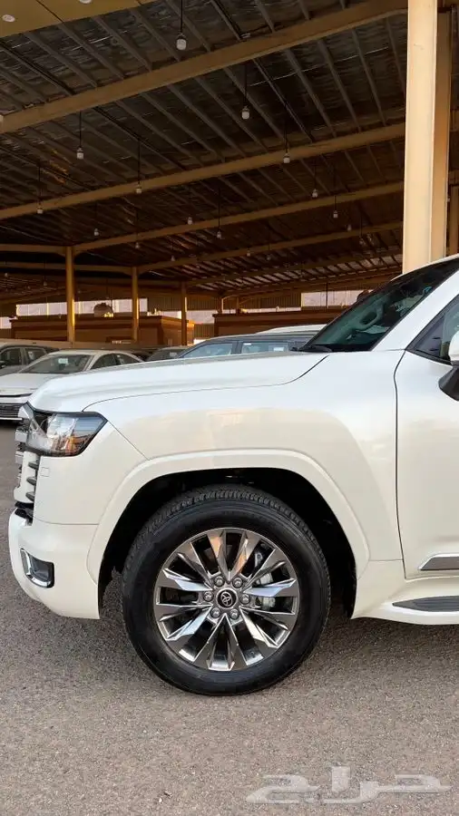 تويوتا لاندكروزر 2023 بنزين L3 عداد 19 الف بحاله الزيرو 10