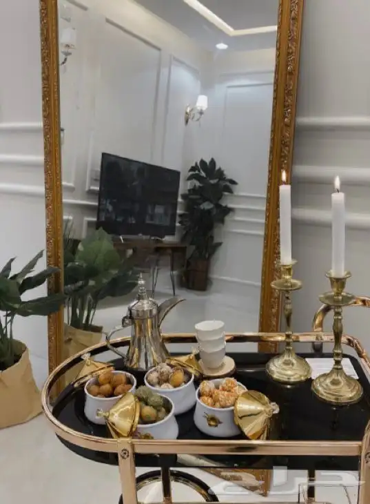 مرآة جميلة وكبيرة بإطار ذهبي أنيق 1