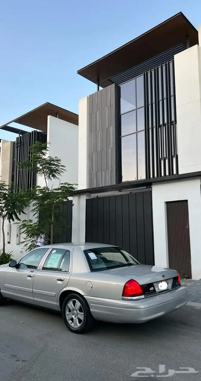 فورد كروان فكتوريا 2011 اللون سمني امريكي 6