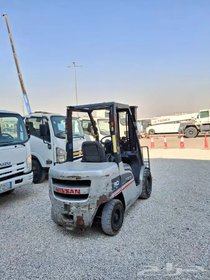 رافعة شوكيه نيسان ثلاثه طن موديل  2010 3