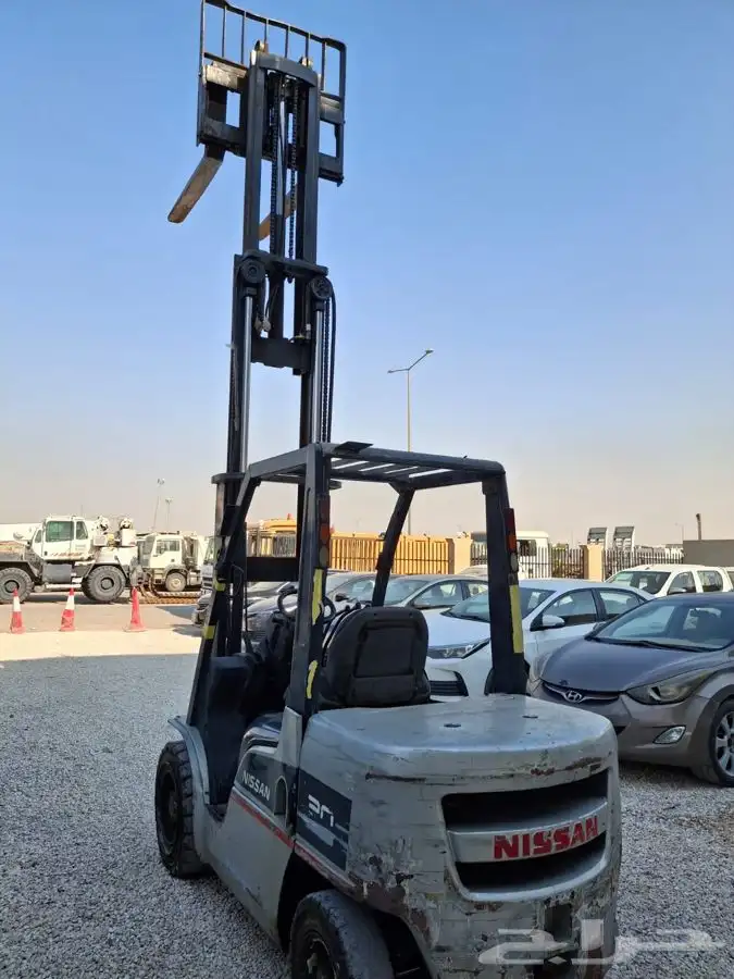رافعة شوكيه نيسان ثلاثه طن موديل  2010 2