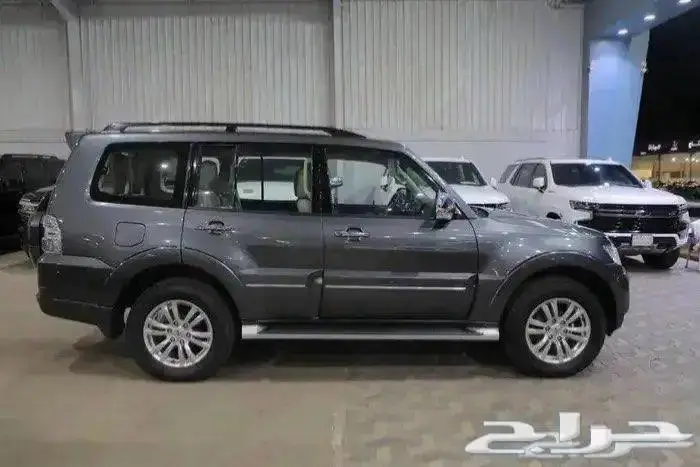 ميتسوبيشي باجيرو فل كامل فتحة سقف جلد موديل 2022 4