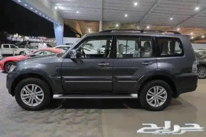 ميتسوبيشي باجيرو فل كامل فتحة سقف جلد موديل 2022 3
