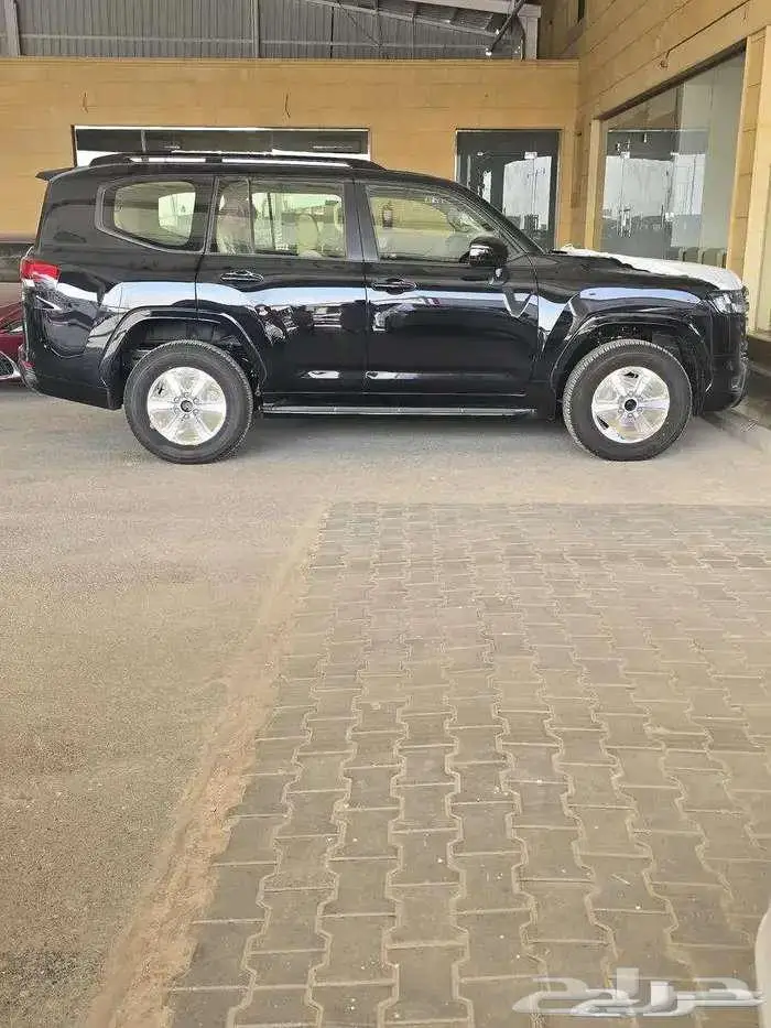 لاندكروزر جي اكس ار بنزين L2 أسود سعودي 2025 متوفر لدى الحسن 3