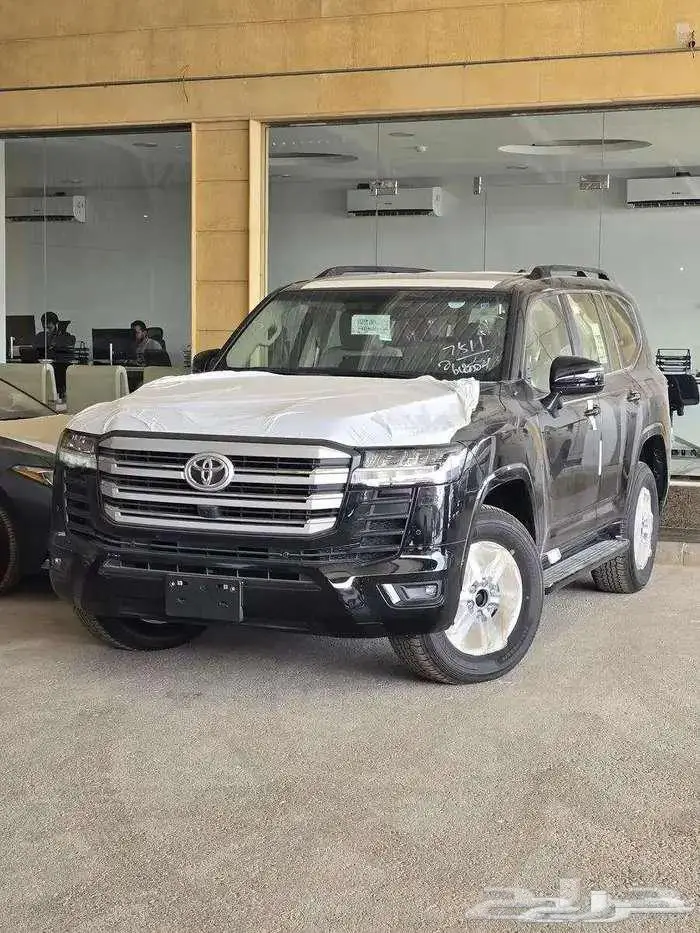 لاندكروزر جي اكس ار بنزين L2 أسود سعودي 2025 متوفر لدى الحسن 0