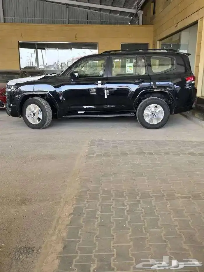 لاندكروزر جي اكس ار بنزين L2 أسود سعودي 2025 متوفر لدى الحسن 1