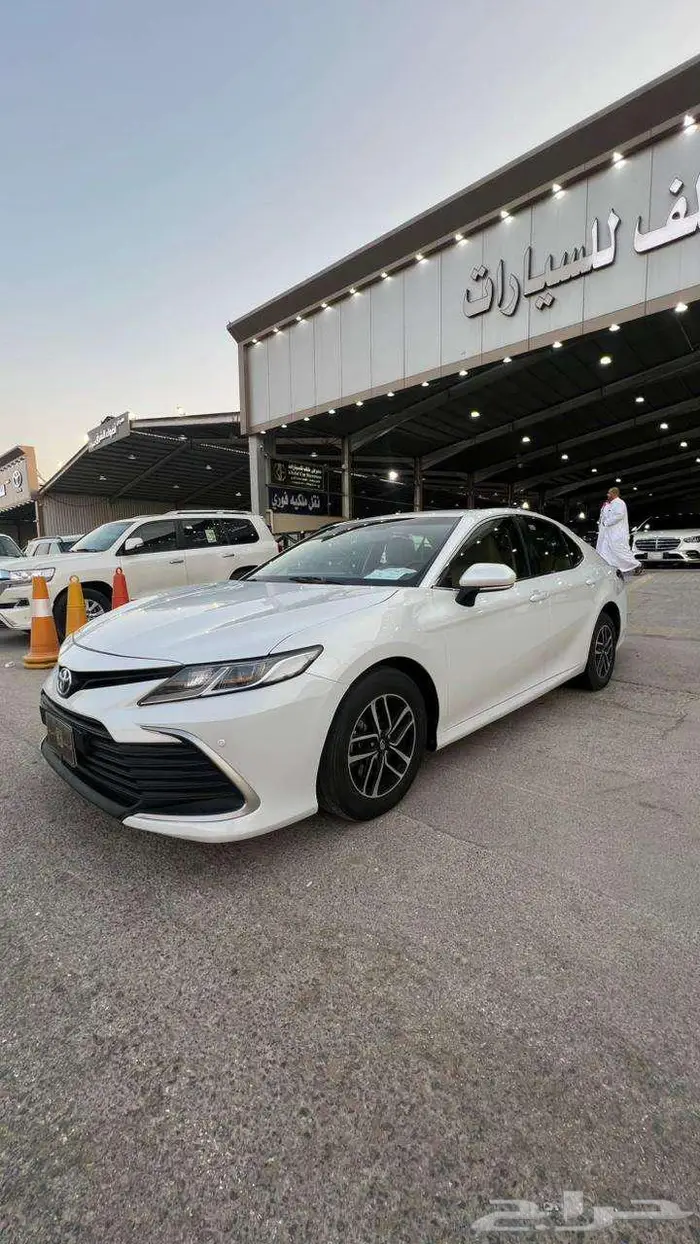 تويوتا كامري LE موديل 2023- معرض خلف للسيارات 2
