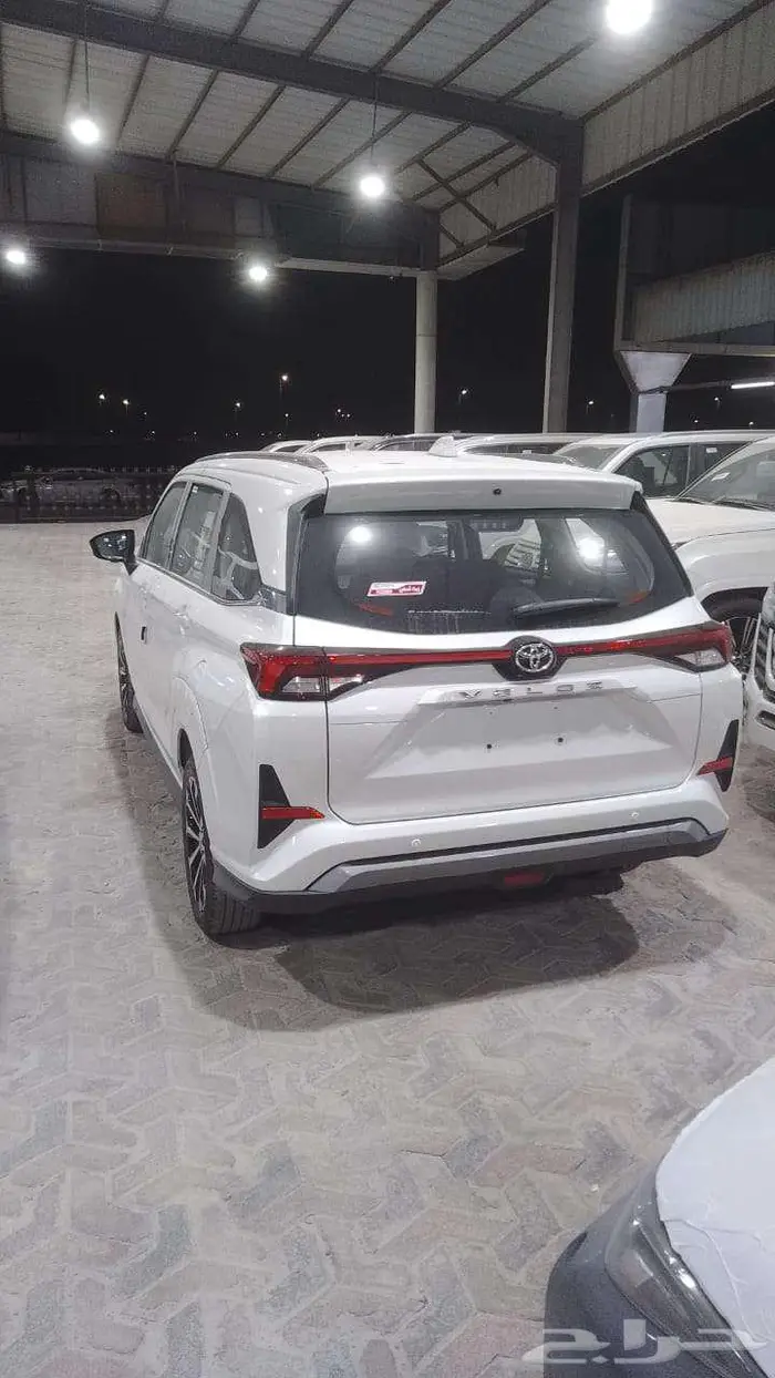 تويوتا فيلوز 2025 ابيض ورمادى 1
