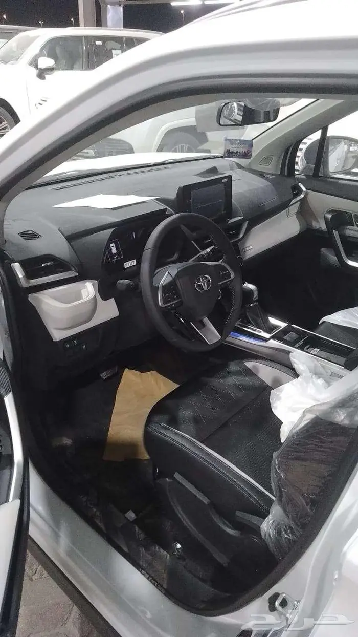 تويوتا فيلوز 2025 ابيض ورمادى 9