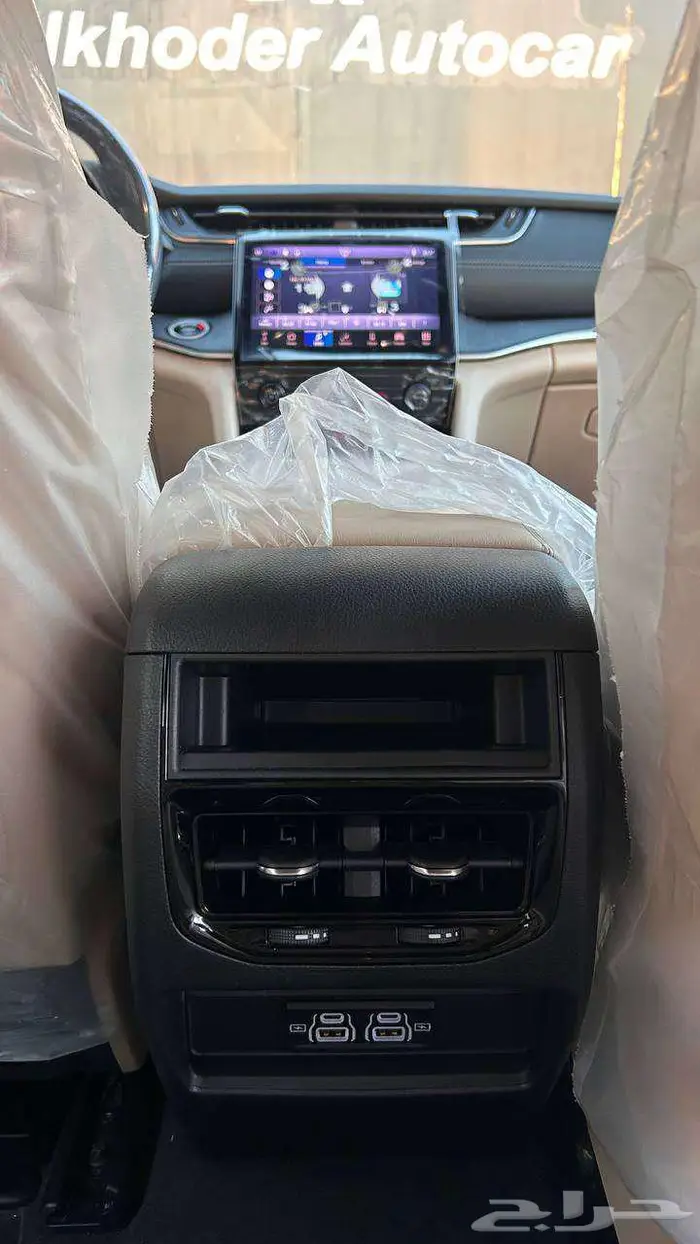 جيب جراند شيروكي لاريدو 2025 لدى شركة عبدالمجيد الخضر 14