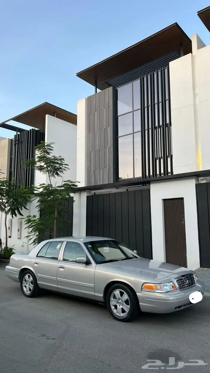 فورد كروان فكتوريا 2011 اللون سمني امريكي 0