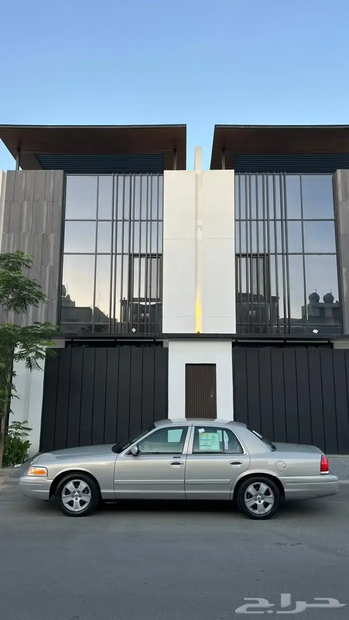 فورد كروان فكتوريا 2011 اللون سمني امريكي 7