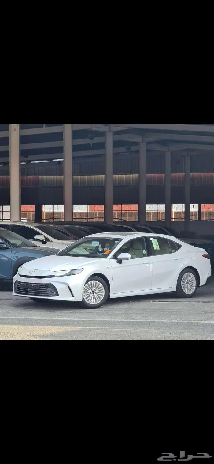 كامري E هايبرد 2025 أبيض بلص _ رمادي ب 96 الف ريال 0