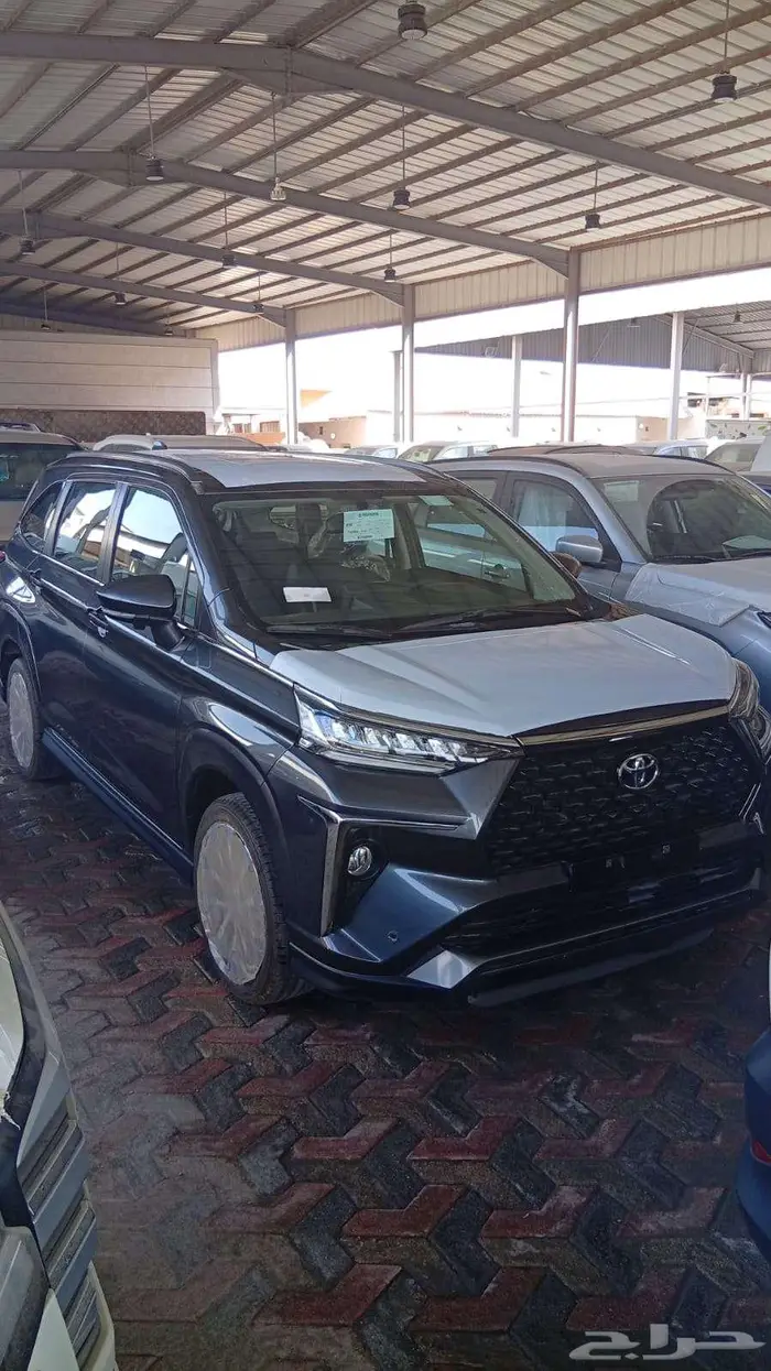 تويوتا فيلوز 2025 ابيض ورمادى 5