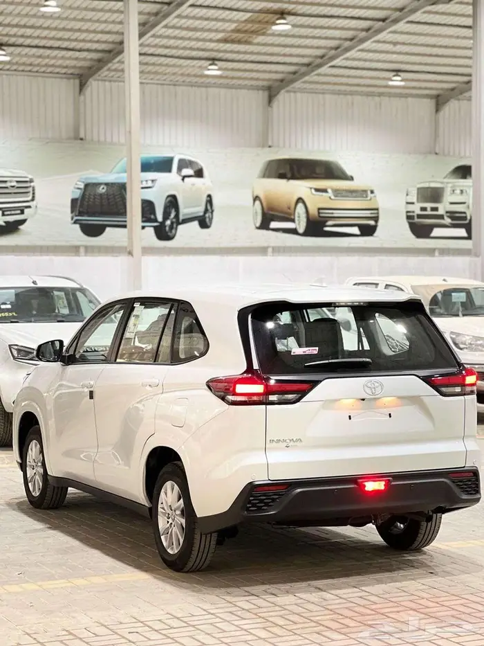 تويوتا انوفا بنزين موديل 2025 28