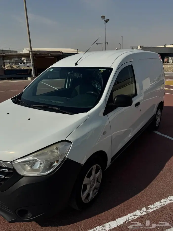 سيارة رينو فان دوكو 8