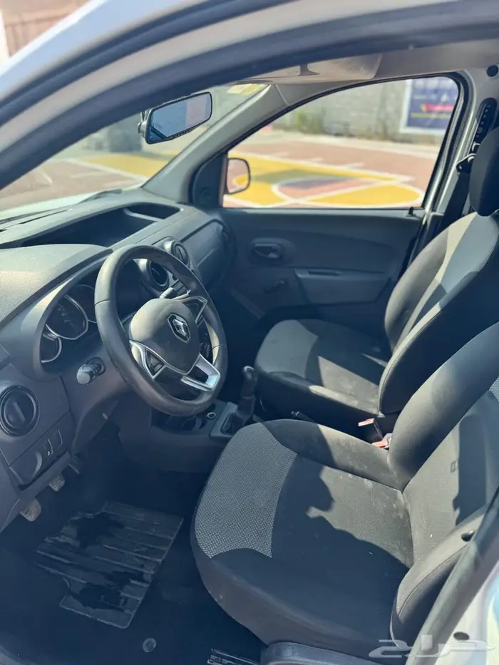 سيارة رينو فان دوكو 9