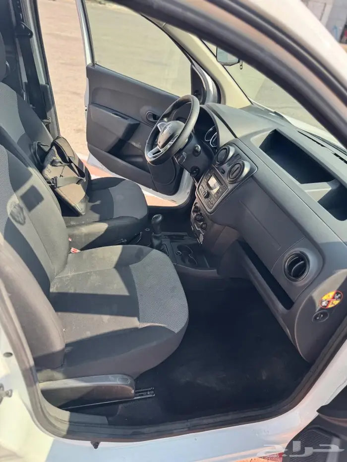 سيارة رينو فان دوكو 10