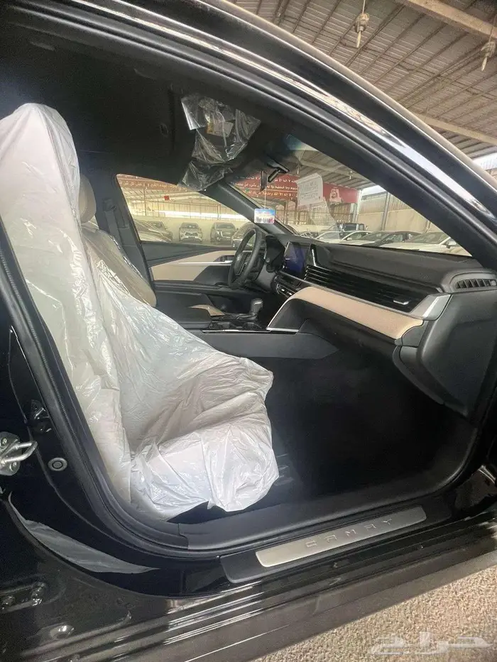 تويوتا كامرى LE بنزين موديل 2025 اسود 12