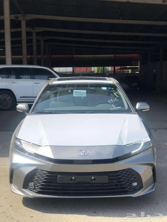 كامري E هايبرد 2025 أبيض بلص _ رمادي ب 96 الف ريال 7