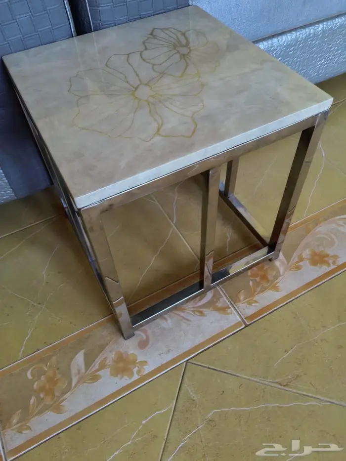 طاولات متنوعة للبيع 2