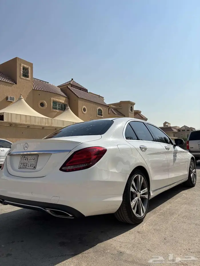 مرسيدس سي كلاس C300 بسعر ممتاز 10