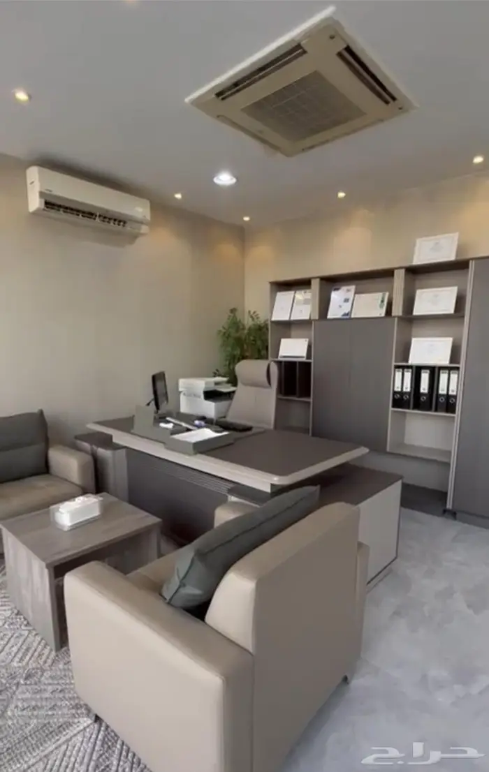 للتنازل مكتب عقار مؤثث الموقع الدائري بعدمخرج 24 بتجاه الغرب 2
