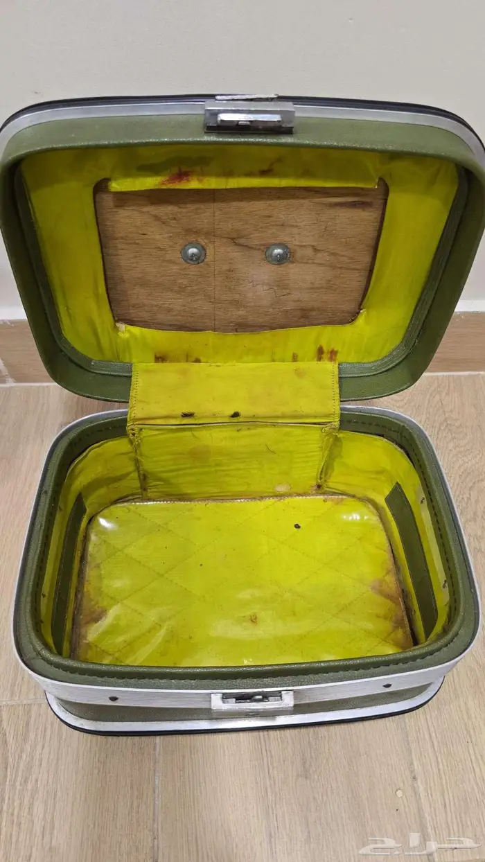 شنطة مكياج لون مميز اخضر 2