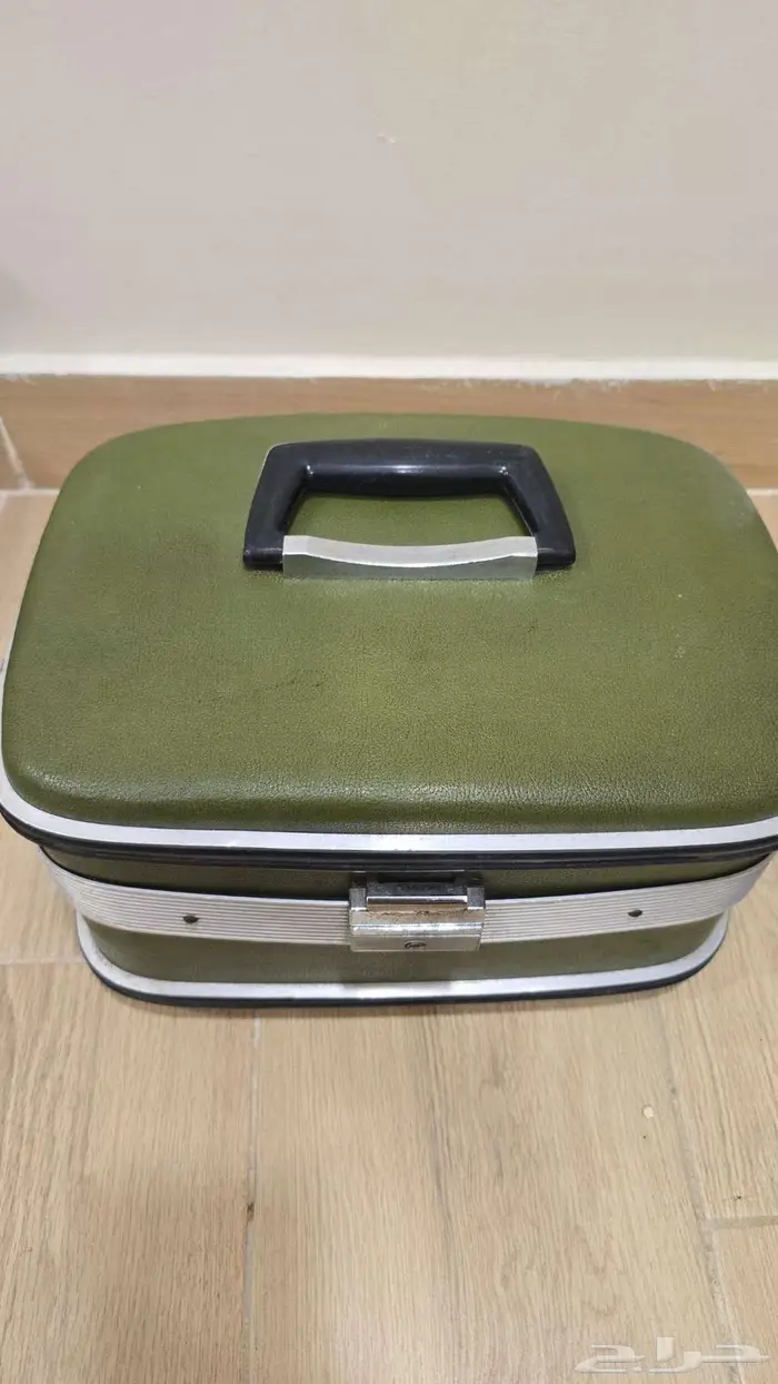 شنطة مكياج لون مميز اخضر 0