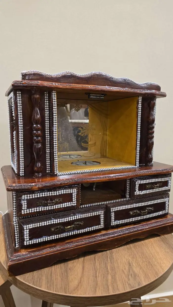 دولاب اكسسوارات نسائي قديم 1