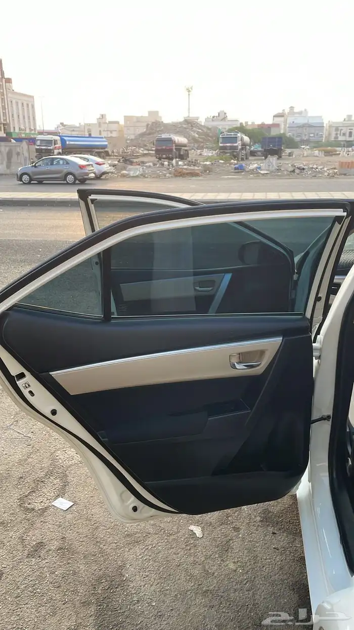 كورولا اللون ابيض لؤلؤي 17