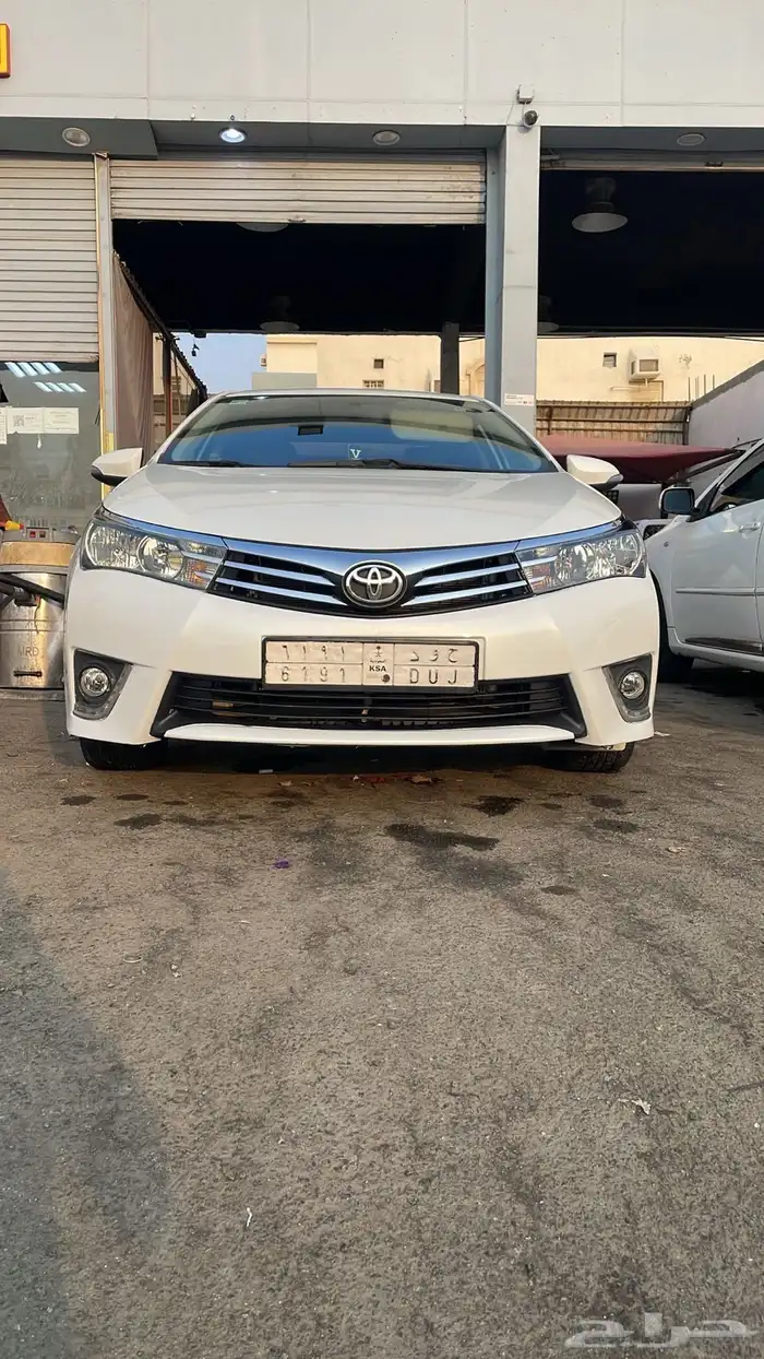 كورولا اللون ابيض لؤلؤي 2