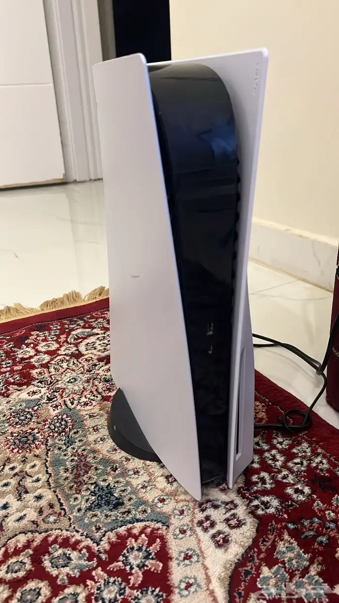 بلاستيشن 5 معه فيفا 26 و قراند 5 ويد واحده 1