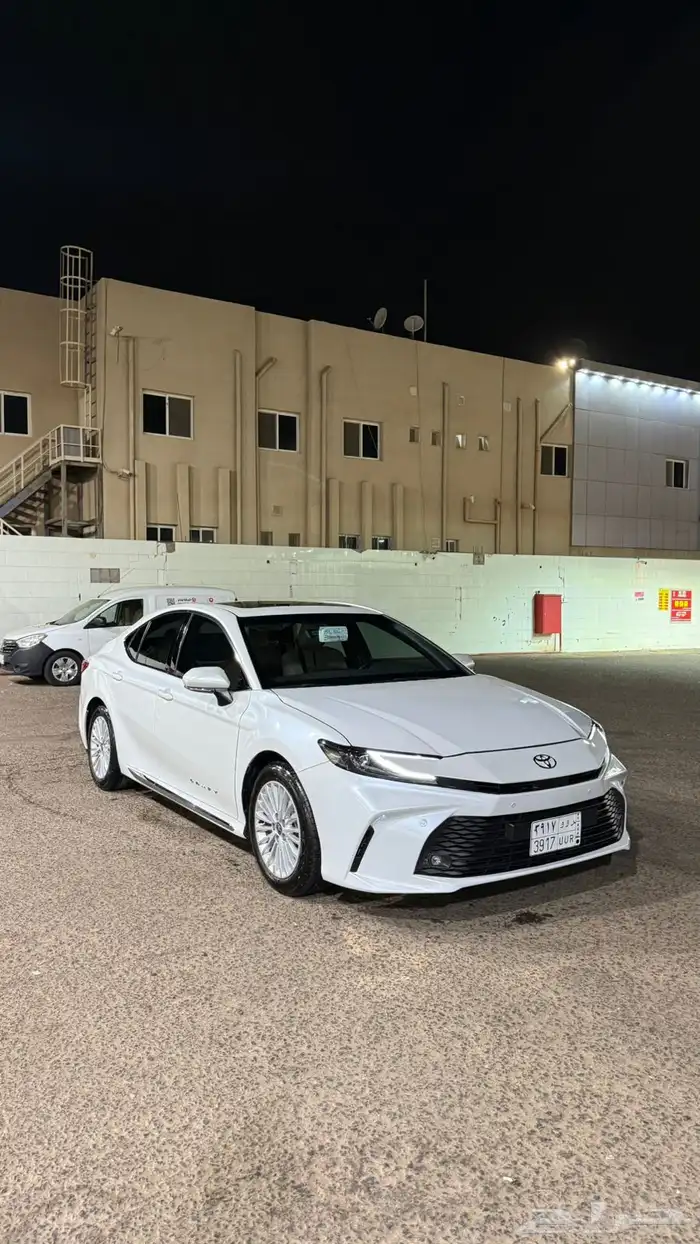 كامري 2025 نص فل ابيض لؤلؤي تشغيل عن بعد 3