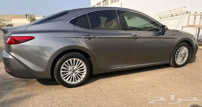 كامري E بلص فتحه هايبرد  اللون   رمادي الموديل   2025 3