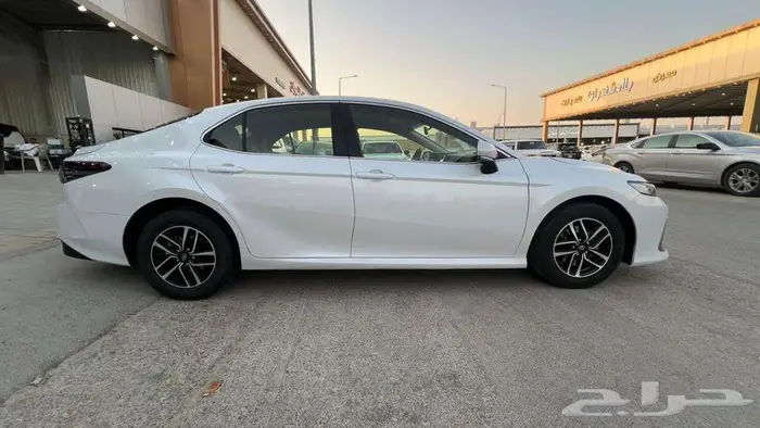 تويوتا كامري LE موديل 2023- معرض خلف للسيارات 4