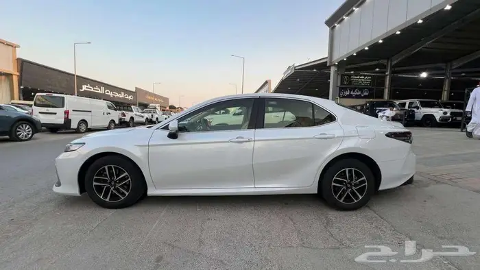 تويوتا كامري LE موديل 2023- معرض خلف للسيارات 5