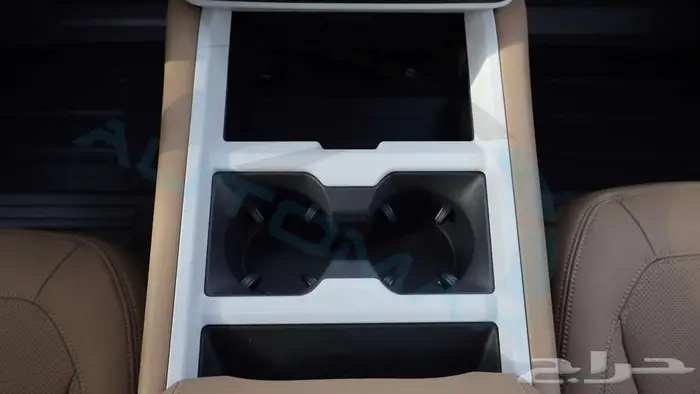 2025 Land Rover Defender 110 X-Dynamic SE P400e مع ضمان 16