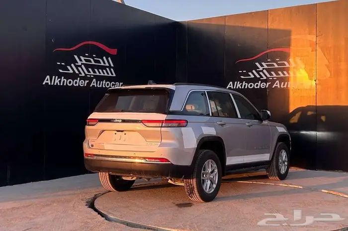 جيب جراند شيروكي لاريدو 2025 لدى شركة عبدالمجيد الخضر 4