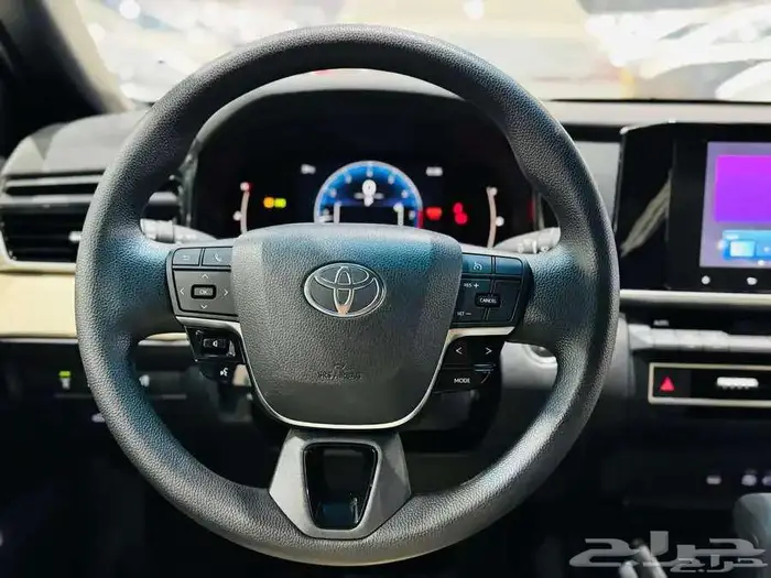 تويوتا كامري 2025 ستاندر طيس بريمي ابيض بنزين نظام 50-50 18