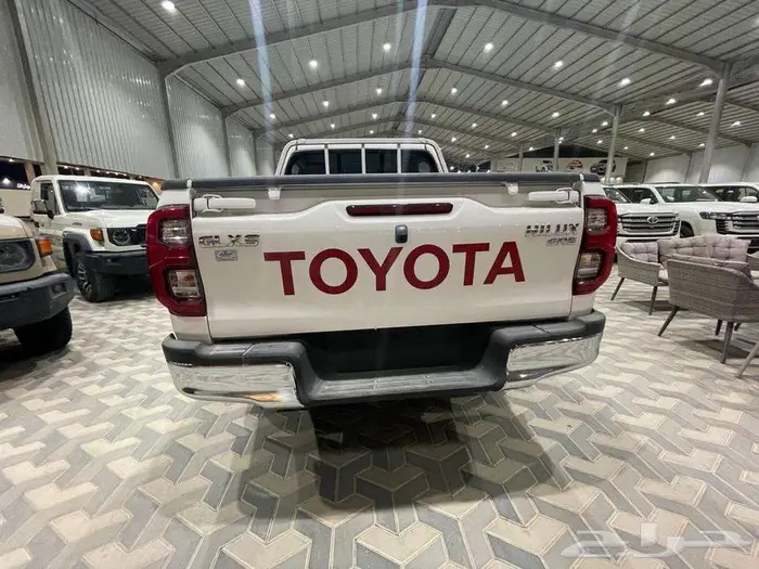 هايلوكس S- GLX بريمي بنزين 2.7 فل كامل 2025 8