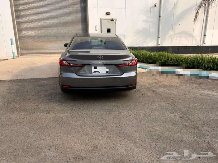 كامري E بلص فتحه هايبرد  اللون   رمادي الموديل   2025 2