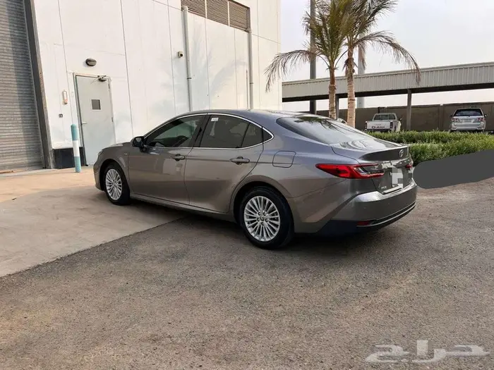 كامري E بلص فتحه هايبرد  اللون   رمادي الموديل   2025 0