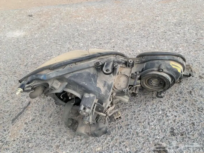 للبيع شمعه لكزس جي اس2000 2